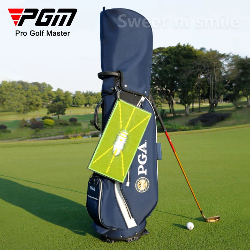 Golf Strike Pad am Golfbag befestigt mit Karabinerhaken auf Golfplatz