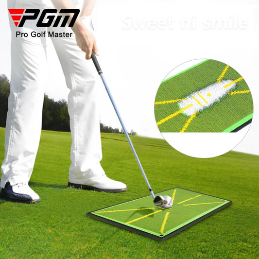 Golfer schlägt Ball auf PGM Strike Pad mit sichtbarer Schwungspur