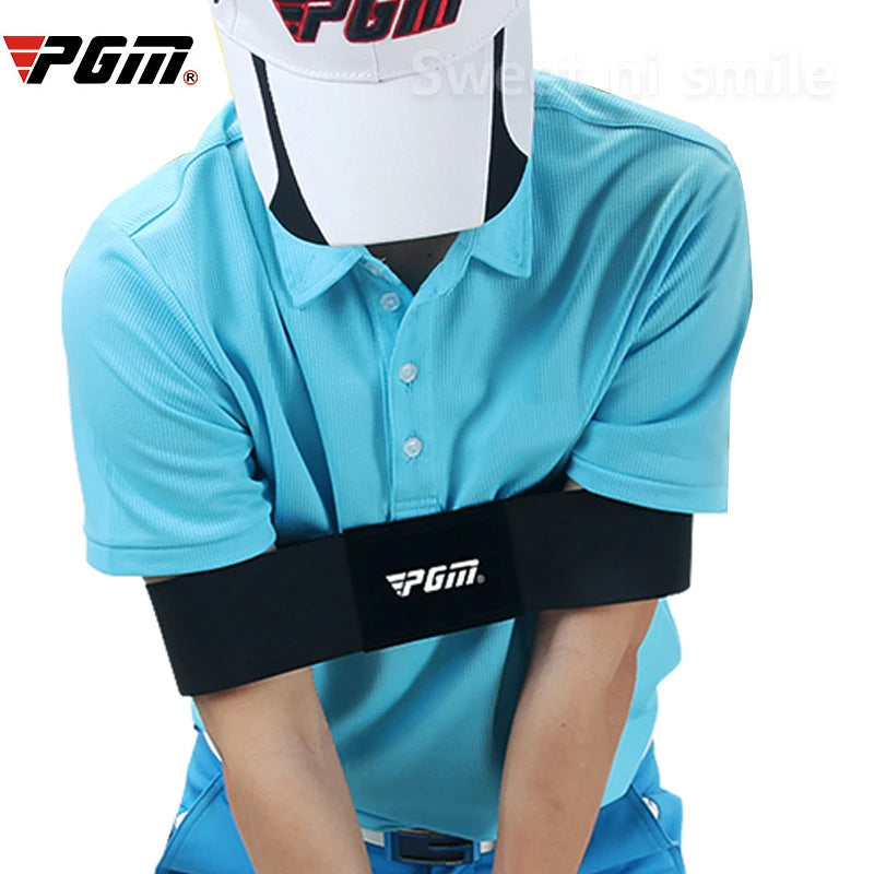  Golfer trägt PGM Arm Connector JZQ005 an beiden Armen beim Schwung